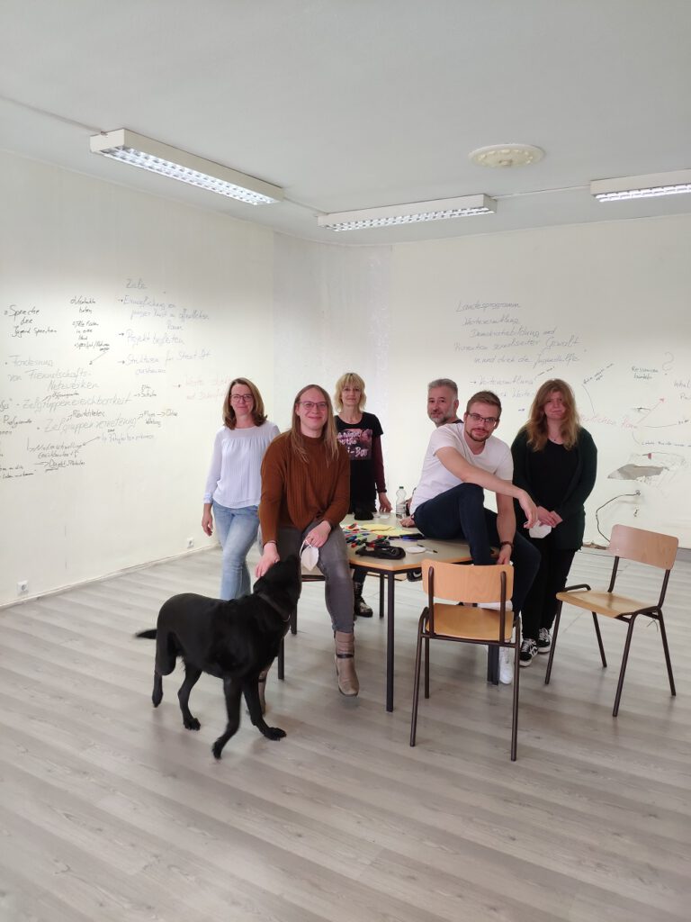Das Team des Jugendprojekts 5 POINTZ MG in den neuen Räumen an der Stresemannstraße 75-77.